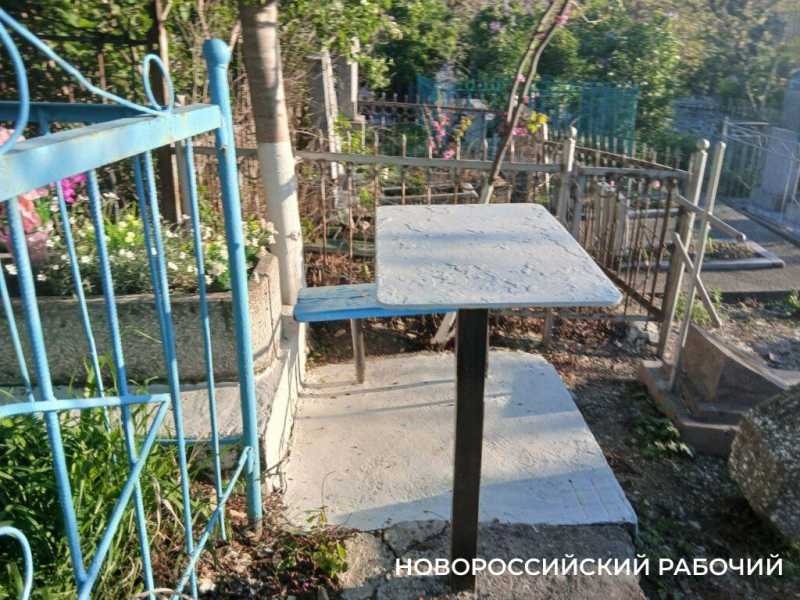 В Новороссийске Мефодиевское кладбище встречает сиренью