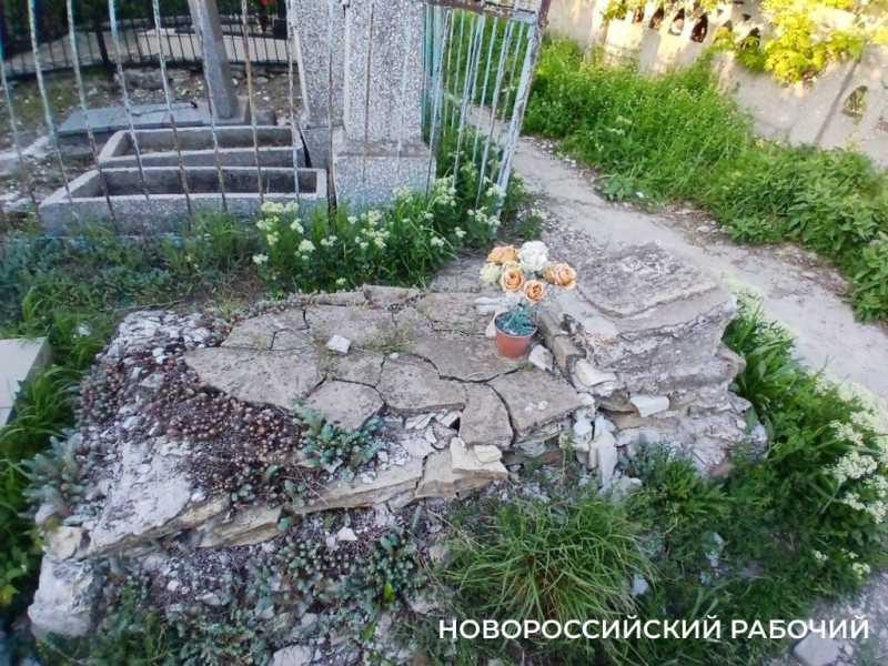 В Новороссийске Мефодиевское кладбище встречает сиренью