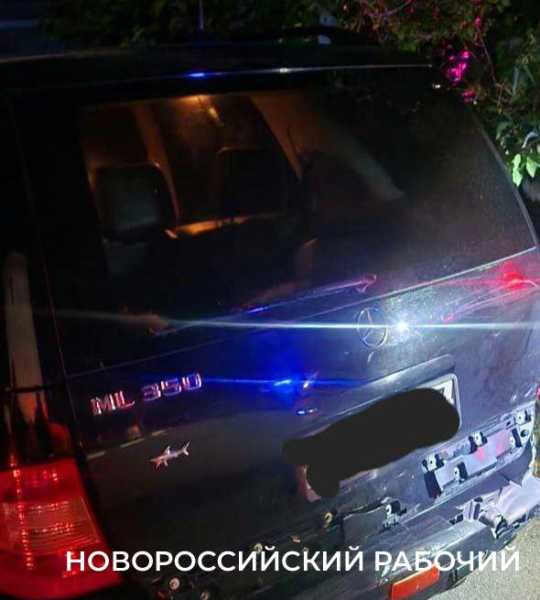 В Новороссийске «Мерседес», уходя от погони, 8 раз проехал на красный свет и устроил ДТП
