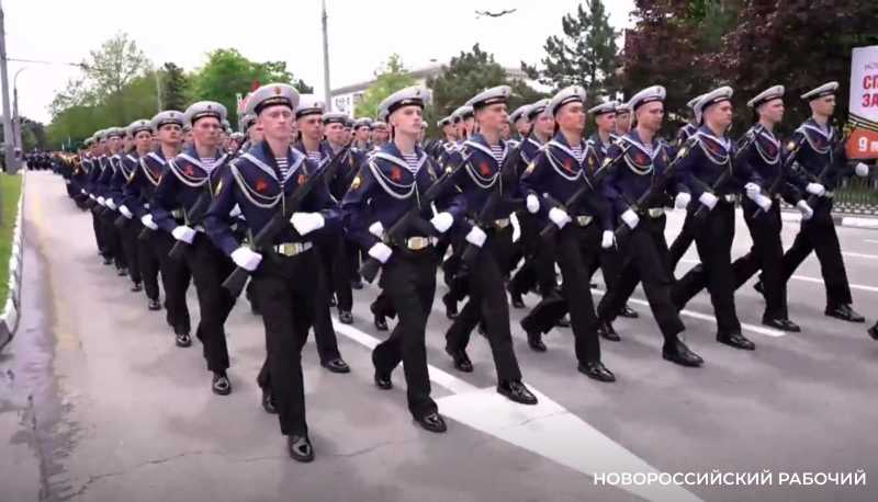 В Новороссийске на Параде Победы вспомнили о подвиге города-героя
