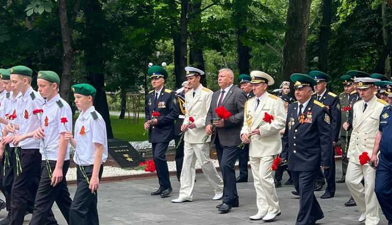 В Новороссийске на площади Героев состоялся торжественный митинг, посвященный Дню пограничника