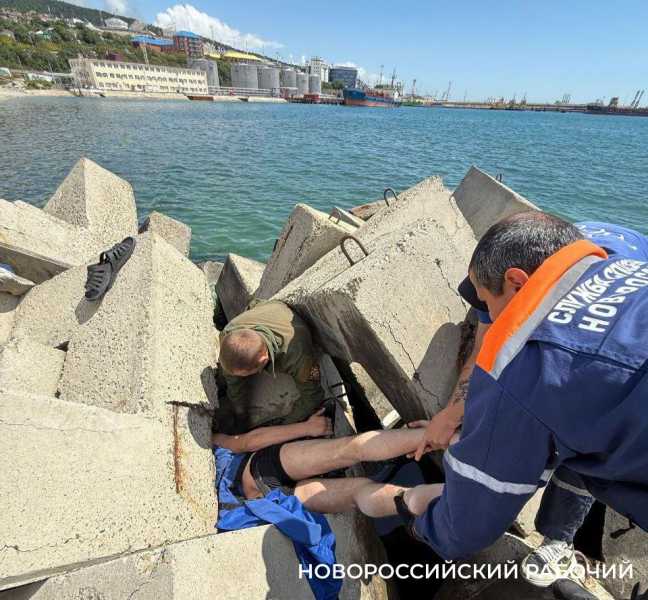 В Новороссийске нетрезвый купальщик застрял в берегоукреплении