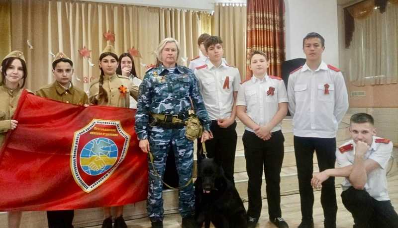 В Новороссийске полицейские-кинологи и учащиеся профильных классов рассказывают сверстникам о роли собак в годы Великой Отечественной войны