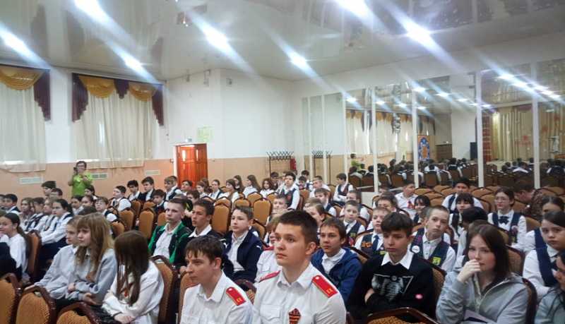 В Новороссийске полицейские-кинологи и учащиеся профильных классов рассказывают сверстникам о роли собак в годы Великой Отечественной войны