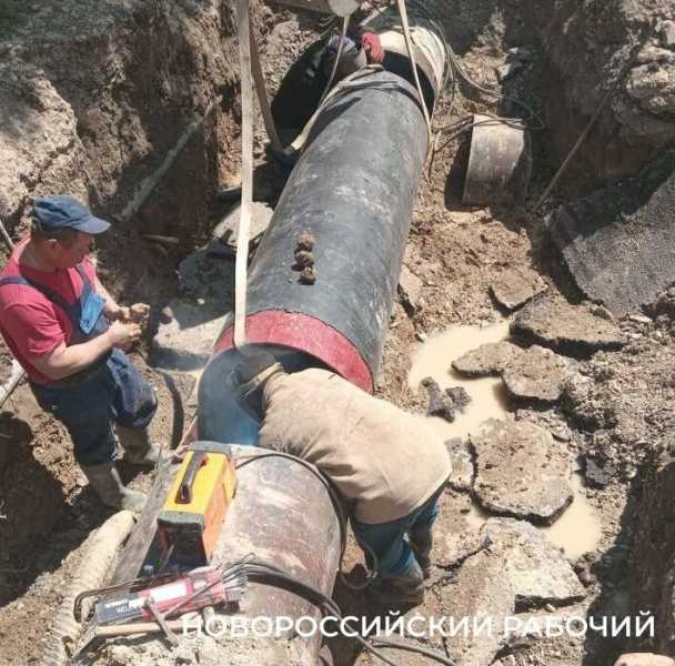 В Новороссийске прорвало ветхую трубу ТГВ: по улицам течет прозрачная река, подтоплен дом