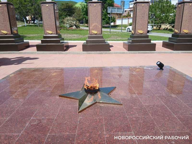 В Новороссийске с 9 мая горит второй в городе Вечный огонь