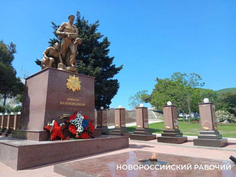 В Новороссийске с 9 мая горит второй в городе Вечный огонь