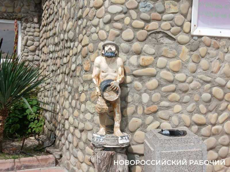 В Новороссийске заработает новый старый пляж со скульптурами … пионеров