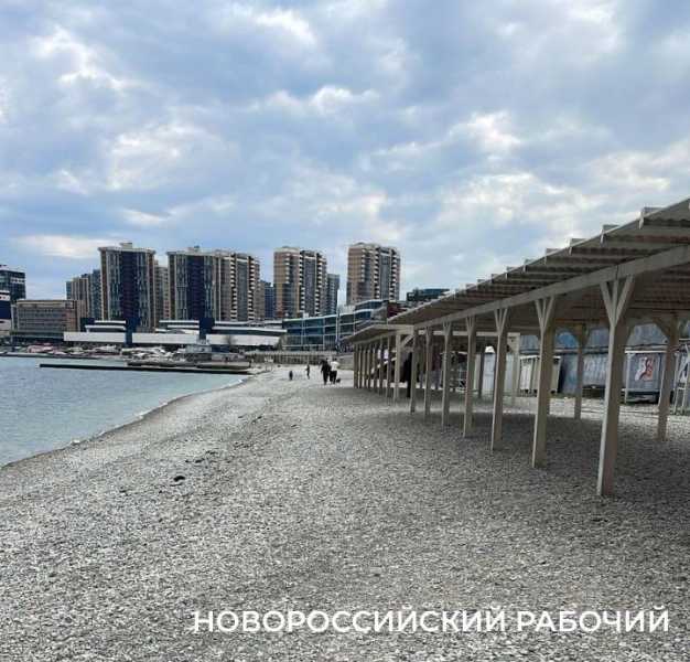 В Новороссийске звучит сирена – сигнал «Внимание всем». Угроза атаки безэкипажных катеров. На пляжах — эвакуация