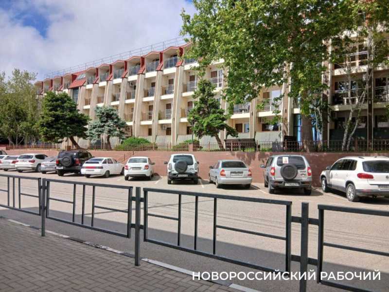 В пригороде Новороссийска ровняют пляж и готовят номера в гостиницах