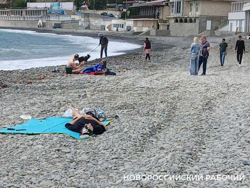 В пригороде Новороссийска ровняют пляж и готовят номера в гостиницах
