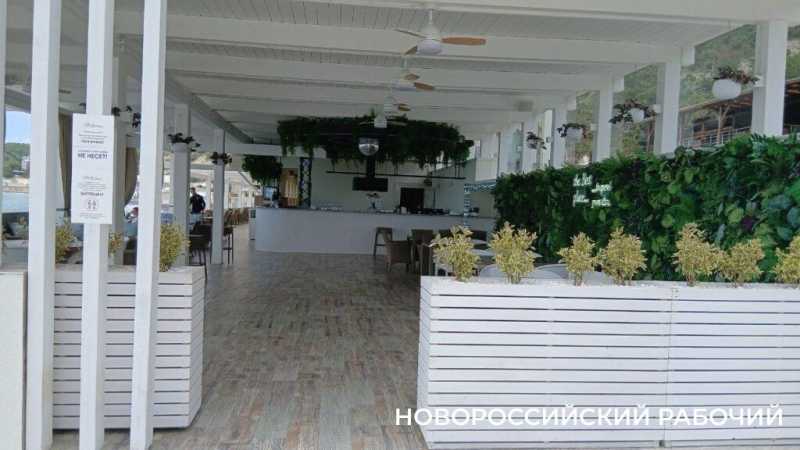 В пригороде Новороссийска ровняют пляж и готовят номера в гостиницах