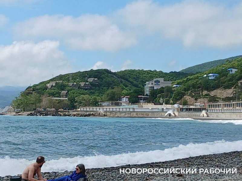 В пригороде Новороссийска ровняют пляж и готовят номера в гостиницах