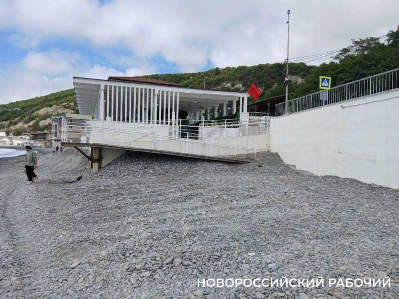 В пригороде Новороссийска ровняют пляж и готовят номера в гостиницах