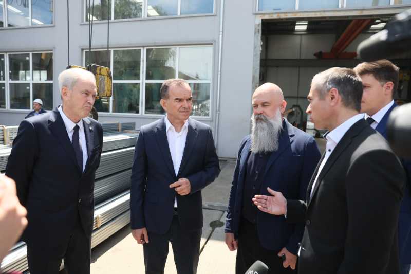 Вениамин Кондратьев посетил завод по выпуску металлоконструкций в Курганинском районе