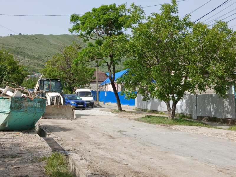 «Вода хлынула в окно спальни!» В Новороссийске убирают дом, пострадавший  от прорыва трубы Троицкого группового водопровода