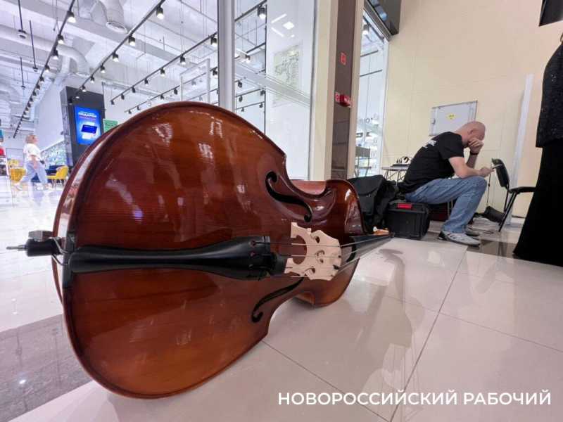 Впервые в торговом центре Новороссийска прошел променад-концерт оркестров