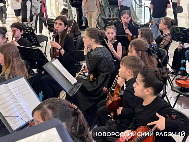 Впервые в торговом центре Новороссийска прошел променад-концерт оркестров