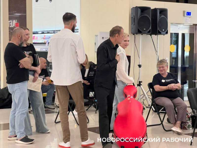 Впервые в торговом центре Новороссийска прошел променад-концерт оркестров