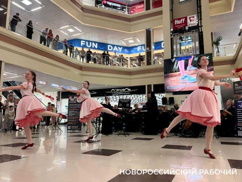 Впервые в торговом центре Новороссийска прошел променад-концерт оркестров