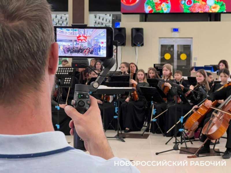 Впервые в торговом центре Новороссийска прошел променад-концерт оркестров