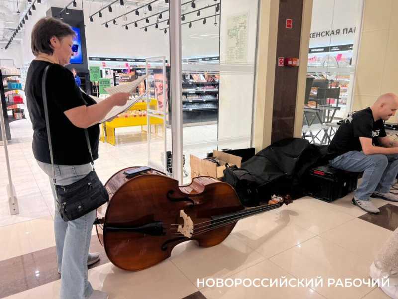 Впервые в торговом центре Новороссийска прошел променад-концерт оркестров