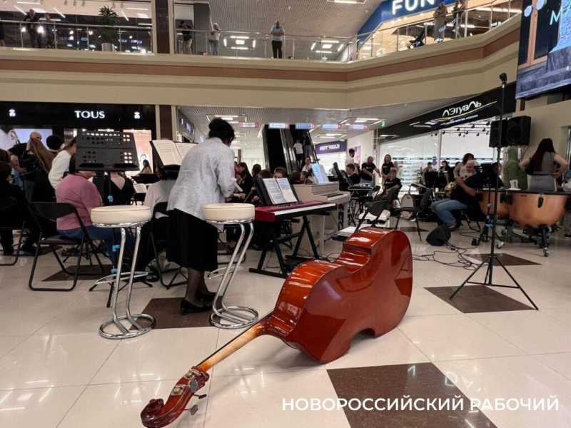 Впервые в торговом центре Новороссийска прошел променад-концерт оркестров
