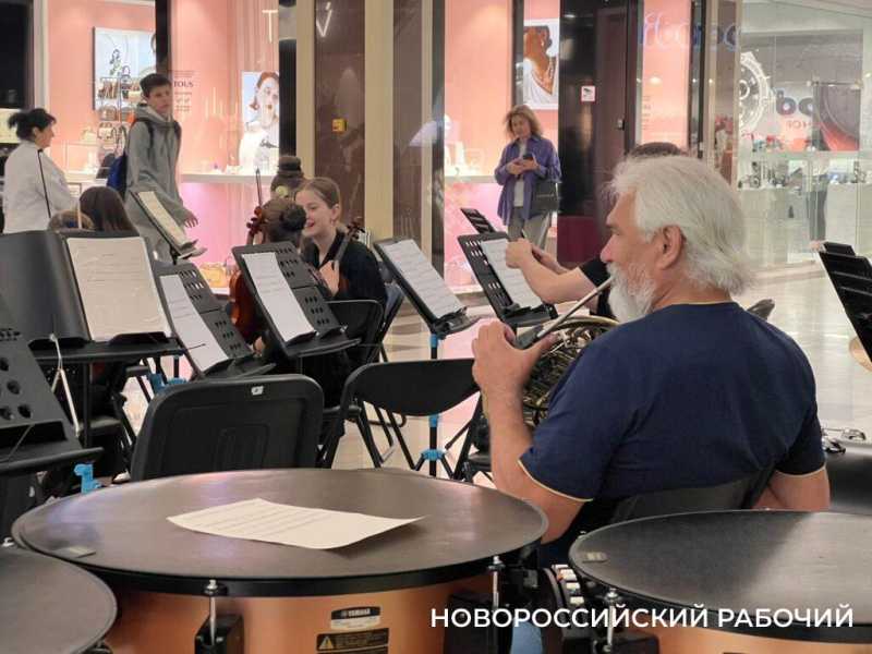 Впервые в торговом центре Новороссийска прошел променад-концерт оркестров