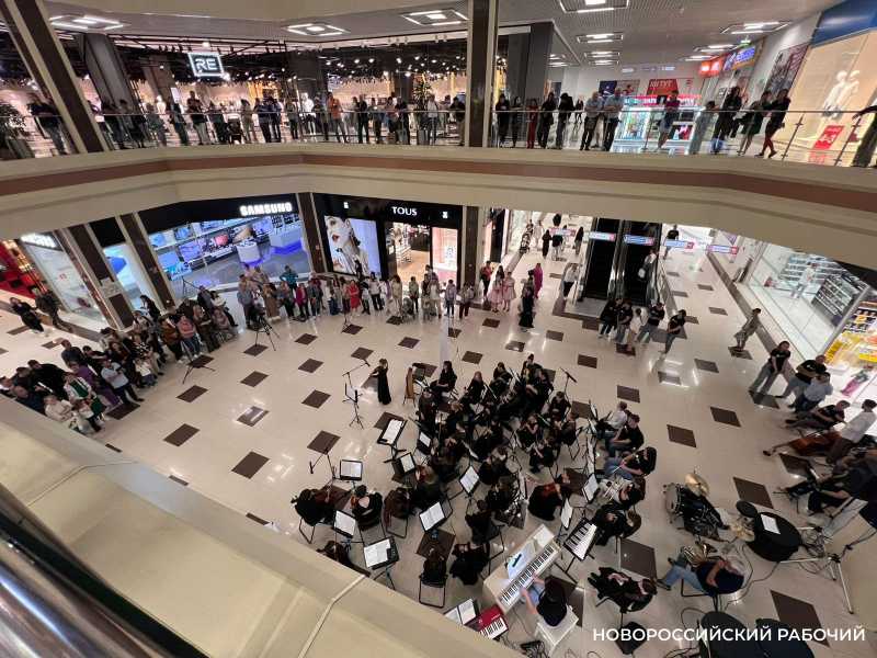 Впервые в торговом центре Новороссийска прошел променад-концерт оркестров