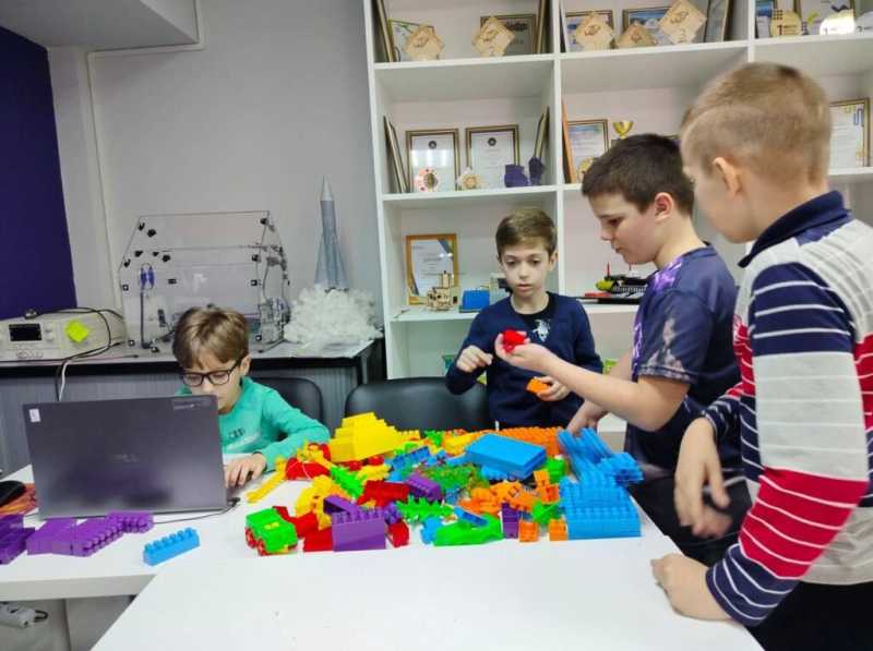 Все по-взрослому! Предприятие из Новороссийска делает детские конструкторы и знакомит БРИКС с нашими детьми