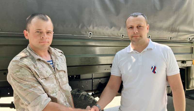 Администрация и активисты Приморского района накануне Дня России подготовили подарки и поздравления для участников СВО