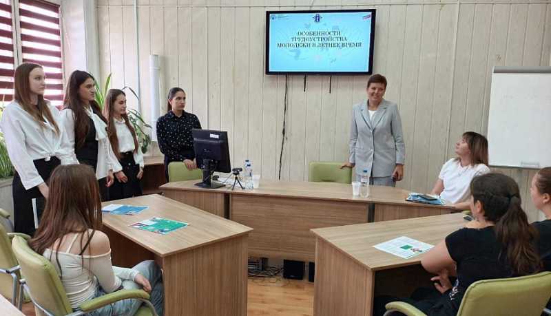 Член Общественного совета при Управлении МВД РФ по городу Новороссийску приняла участие в заседании молодёжного клуба «Правовая планета»