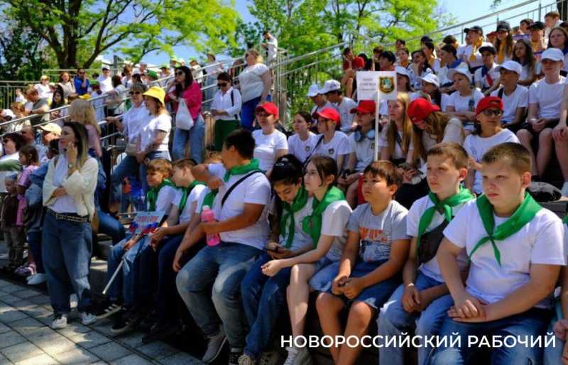 Флаг на перевале, клятва вожатых, панамки – как в Новороссийске отметили день защиты детей