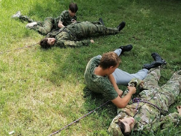 Летние каникулы с пользой: юные казаки Новороссийска на военизированных сборах осваивают азы науки побеждать