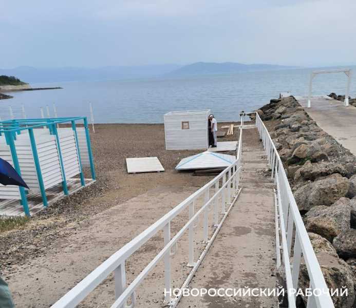 На пляжах Новороссийска инвалидам-колясочникам  сложно добраться до моря