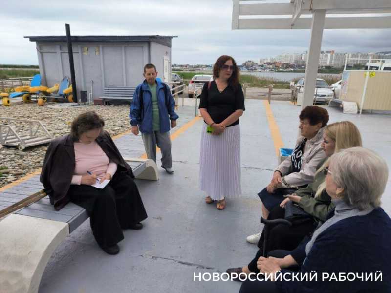 На пляжах Новороссийска инвалидам-колясочникам  сложно добраться до моря