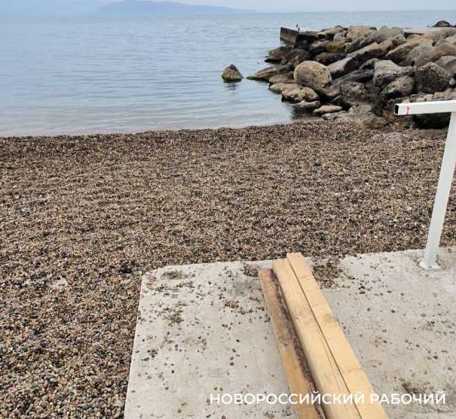 На пляжах Новороссийска инвалидам-колясочникам  сложно добраться до моря