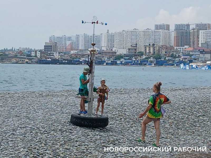 На пляже Новороссийска разглядывают наивные сцены из жизни «деревянных» отдыхающих