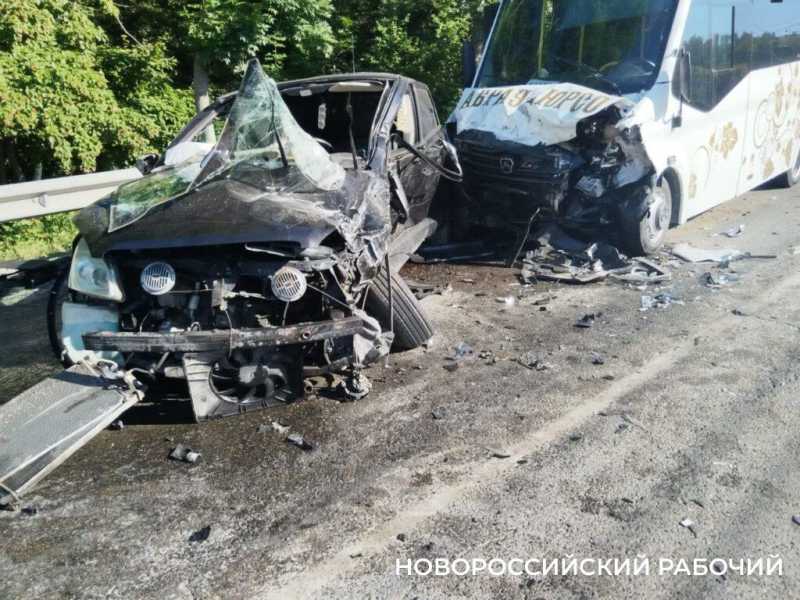 На подъезде к Абрау-Дюрсо легковушка столкнулась с автобусом