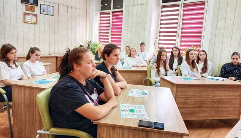 На заседании молодёжного клуба «Правовая планета» обсудили вопросы трудовых отношений и защиты прав подростков