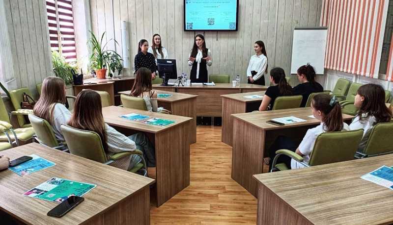 На заседании молодёжного клуба «Правовая планета» обсудили вопросы трудовых отношений и защиты прав подростков