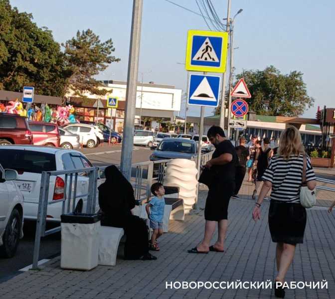 Началось! На пляжи под Новороссийском съезжаются курортники со всей страны