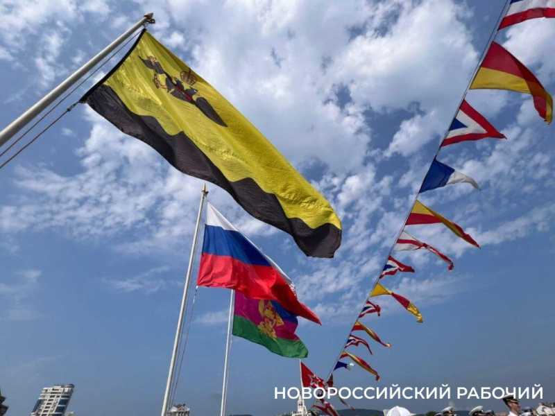 Награды солдатам и первые в жизни паспорта. Новороссийск отмечает День России