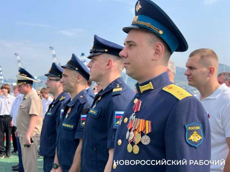 Награды солдатам и первые в жизни паспорта. Новороссийск отмечает День России