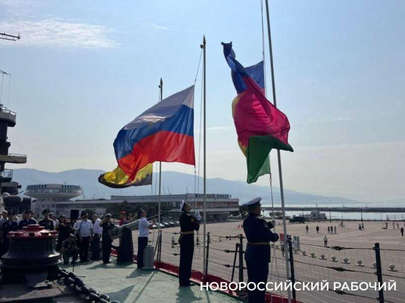 Награды солдатам и первые в жизни паспорта. Новороссийск отмечает День России