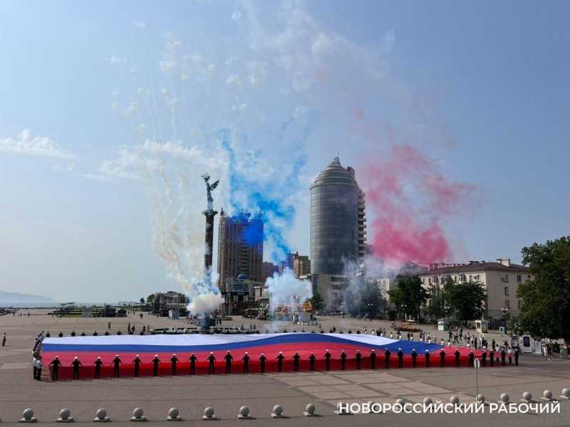 Награды солдатам и первые в жизни паспорта. Новороссийск отмечает День России