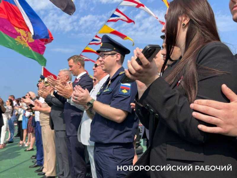 Награды солдатам и первые в жизни паспорта. Новороссийск отмечает День России