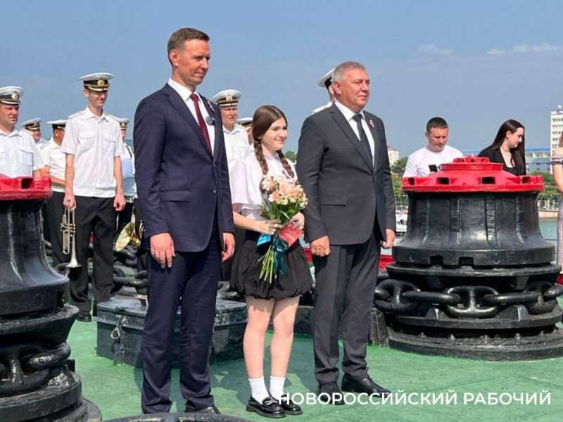 Награды солдатам и первые в жизни паспорта. Новороссийск отмечает День России