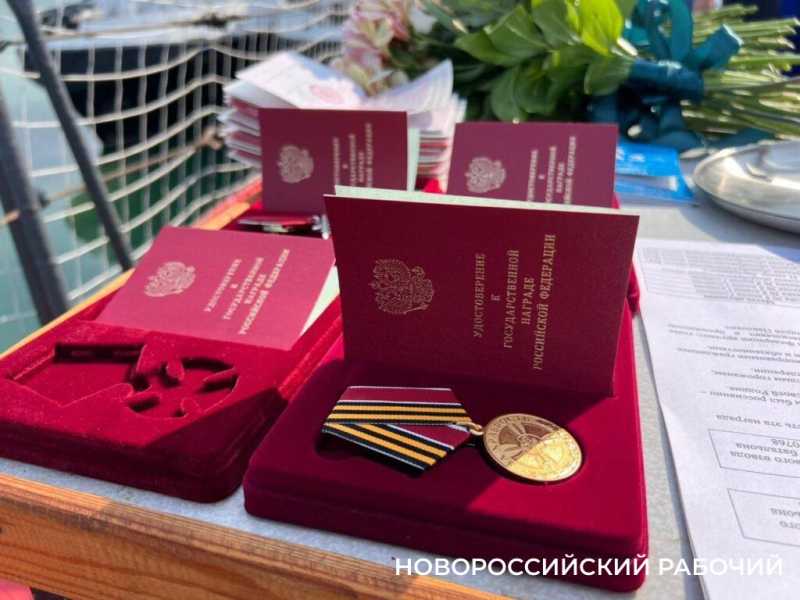 Награды солдатам и первые в жизни паспорта. Новороссийск отмечает День России