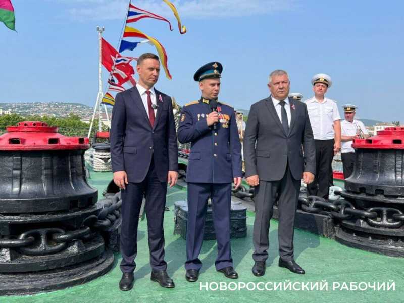 Награды солдатам и первые в жизни паспорта. Новороссийск отмечает День России